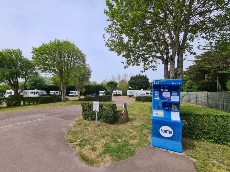 PHOTO. Un camping car dans le fossé au niveau de la zone commerciale de  Vauchelles-les-Quesnoy